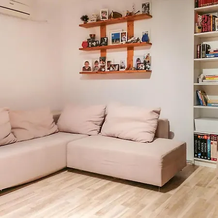 Stunning Apartment In Rogoznica Daire